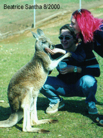 Bild von Joey mit mir und Freundin, Joey frisst aus der Hand.